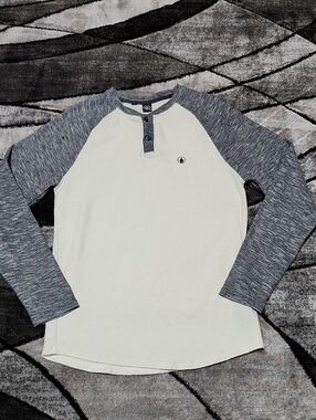 VOLCOM EMBROIDERED CREAM & GRAY COLOR-BLOCK RALGAN HENLEY LONG-SLEEVE SHIRT